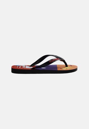 Enkelt sort gummisandale med flerfarvet trykt sål og rødt "Havaianas"-logo på stropperne, vist fra siden mod hvid baggrund.
