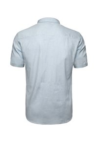 Camisa de manga corta azul claro con cuello abotonado, que presenta un sutil patrón a rayas y una tela suave y transpirable.