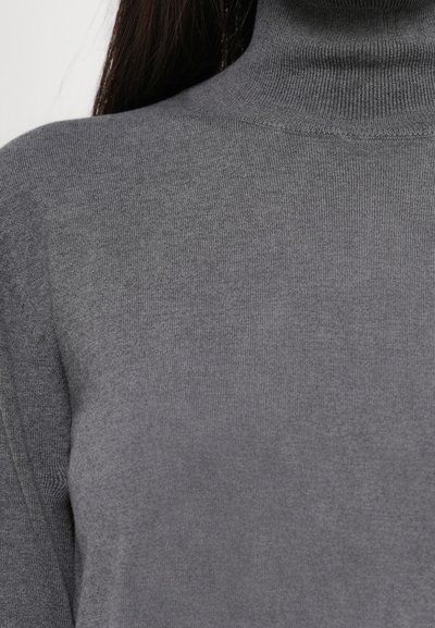 Pull à col roulé gris en maille douce, doté d'un design ajusté et d'un col côtelé, avec une texture lisse sur l'ensemble.