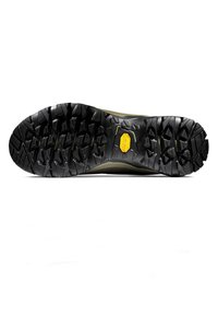Zwarte rubberen buitenzool met diepe profielpatronen, met het gele Vibram-logo en een olijfgroene tussenzool die zichtbaar is langs de randen.