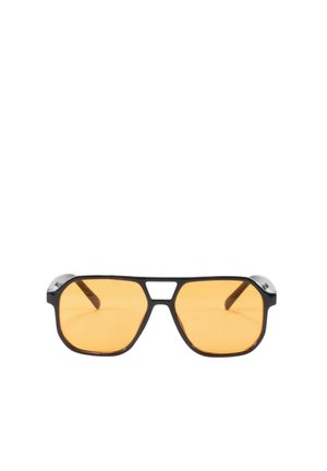 Gafas de sol con montura negra, lentes grandes rectangulares con tonalidad naranja y diseño de doble puente, mostradas sobre un fondo blanco.
