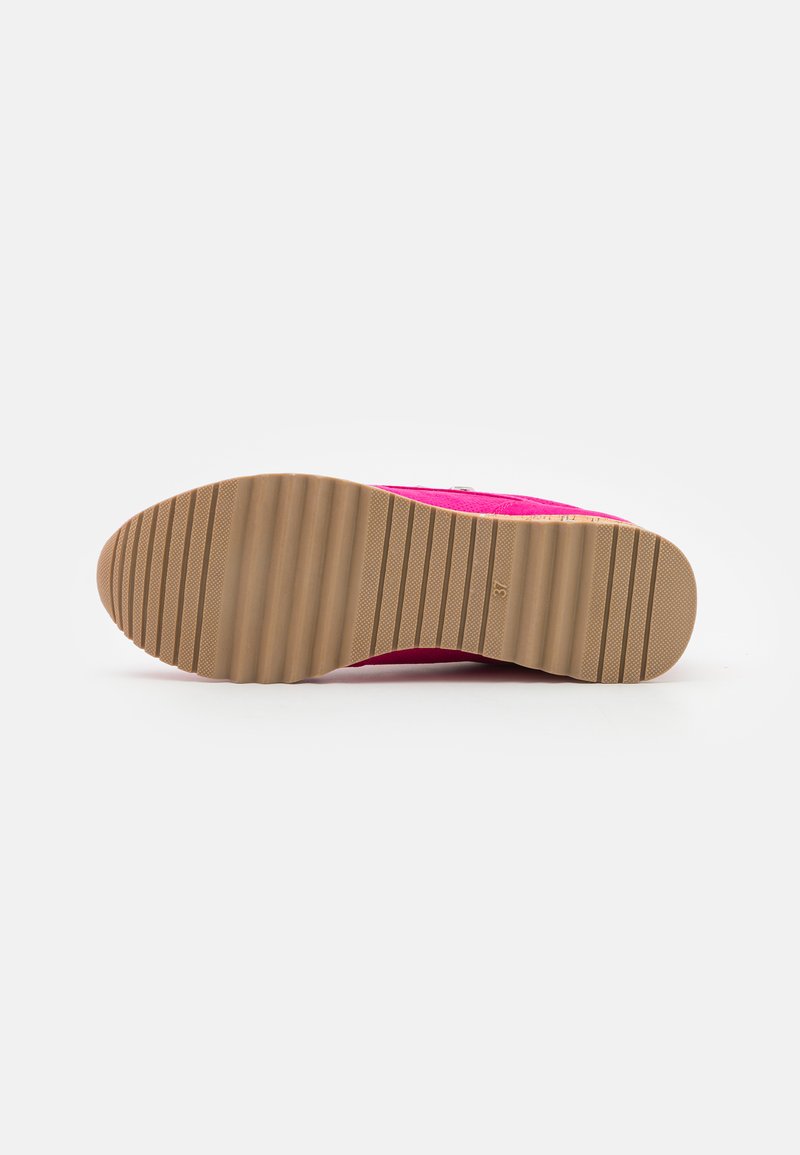 Sneaker rosa con una parte superiore in suede testurizzato e una suola in gomma flessibile. La suola presenta scanalature orizzontali per una migliore aderenza.
