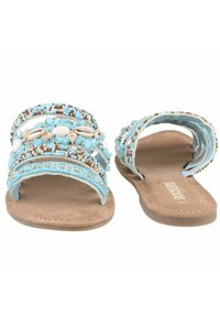 Gehaakte sandalen met aquablauwe banden versierd met schelpen en decoratieve accenten, op een beige textuur voetbed.