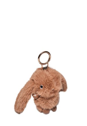 Blød brun kanin-nøglering med lange ører, sorte øjne og små læderfødder fastgjort til en guldfarvet metalring.