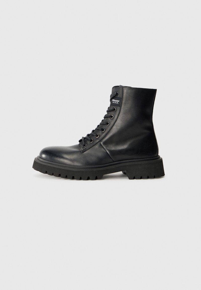 Bottes en cuir noir à lacets avec une tige haute, bout rond, semelle en caoutchouc robuste et détail de logo sur le côté. Œillets en métal ajustables.