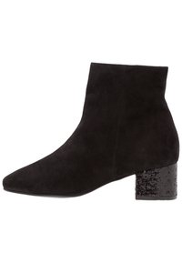 Schwarzer Wildleder-Ankle-Boot mit spitzem Zehenbereich und chunky, glitzerndem schwarzen Absatz. Hat eine glatte Oberfläche und ein minimalistisches Design.