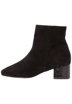 Stiefelette - black
