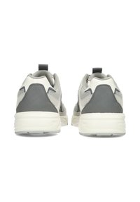 Scarpe sportive grigie e bianche con un retro testurizzato, parte superiore in rete e un'etichetta per il tiraggio. Presentano una suola imbottita per il comfort.