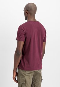 Vinsorts kortærmet t-shirt med rund hals, lavet af blød bomuld. Har et lille logo på venstre ærme. Ensfarvet med en glat overflade.