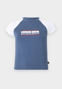 Μπλε και λευκό t-shirt με μανίκια ράγκλαν και το λογότυπο "Dickies Quality Workwear Built For Life" στο κέντρο του στήθους.