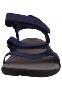 Granatowe sandały z trzema regulowanymi paskami, wyściełaną szarością wkładką i czarną gumową podeszwą. Lekka konstrukcja zapewniająca wygod�ę i wsparcie.