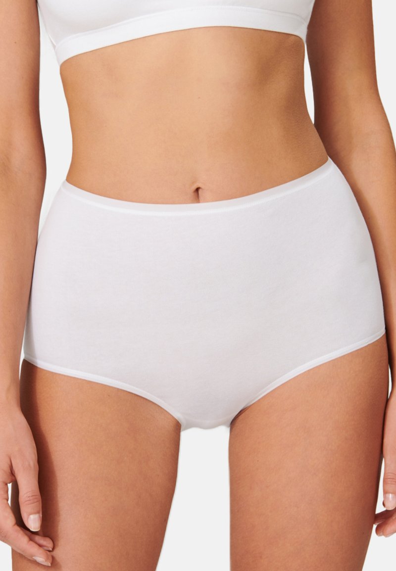 Culotte en coton blanche taille haute avec une texture lisse. Design simple, sans motifs. Ceinture élastique douce sans coutures visibles.
