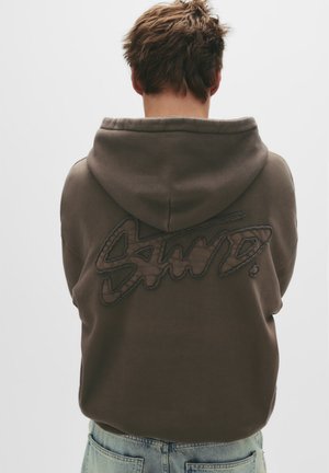 PULL&BEAR PATCH - Kapuzenpullover - brown