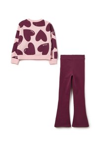 Set bestaat uit een roze sweatshirt met grote donkerroze harten en een bijpassende donkerroze flared broek, beide gemaakt van zachte stof.