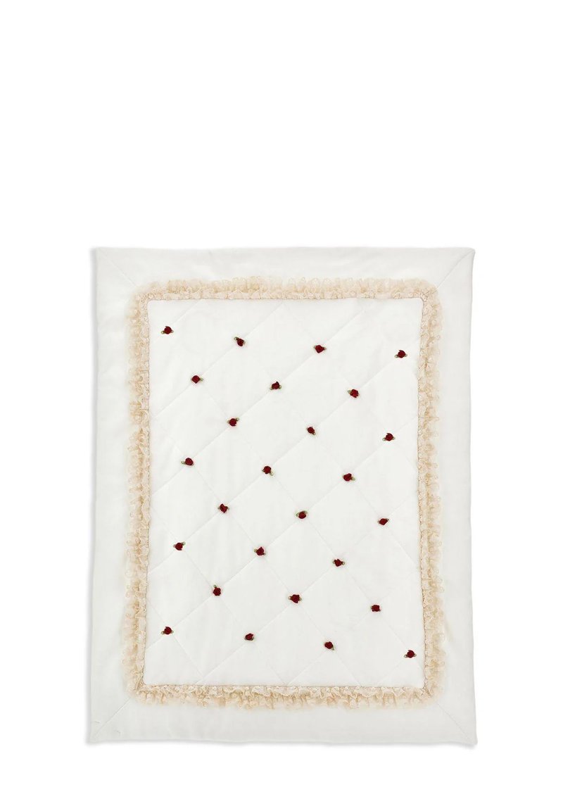 Piumino bianco trapuntato con un bordo arricciato beige e applicazioni di rose rosse sparse, con un motivo a diamante sulla superficie.