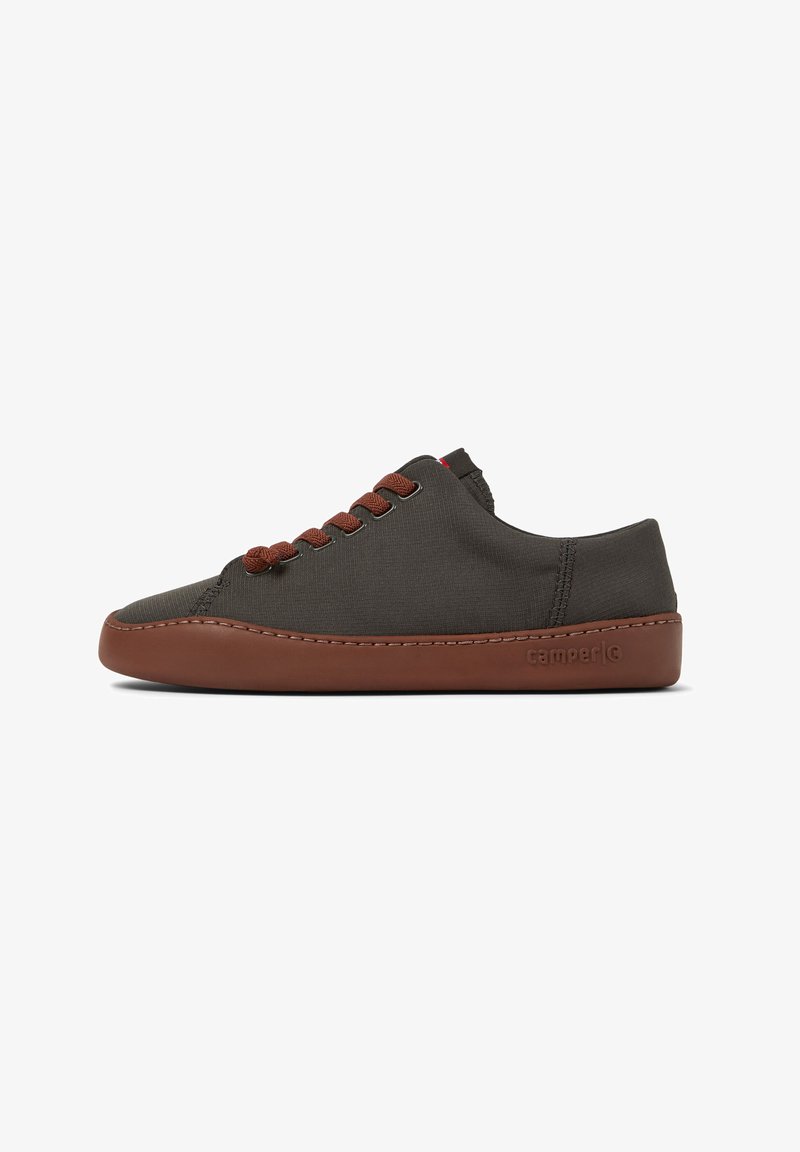 Graue Leinen-Sneaker mit brauner Gummisohle und Schnürsenkeln. Runde Zehenpartie, minimalistisches Design und einfache Nähdetails. Markenlogo auf der Sohle.