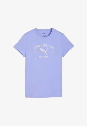 Lichtpaars korte mouw T-shirt van Puma met witte tekst "Puma Athletics" en logo gecentreerd op de borst, ronde halslijn, effen achtergrond.
