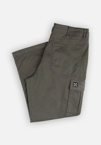 Pantalon cargo vert olive en mélange de coton. Comprend plusieurs poches, un logo en écusson et des coutures renforcées. Replié pour l'affichage.