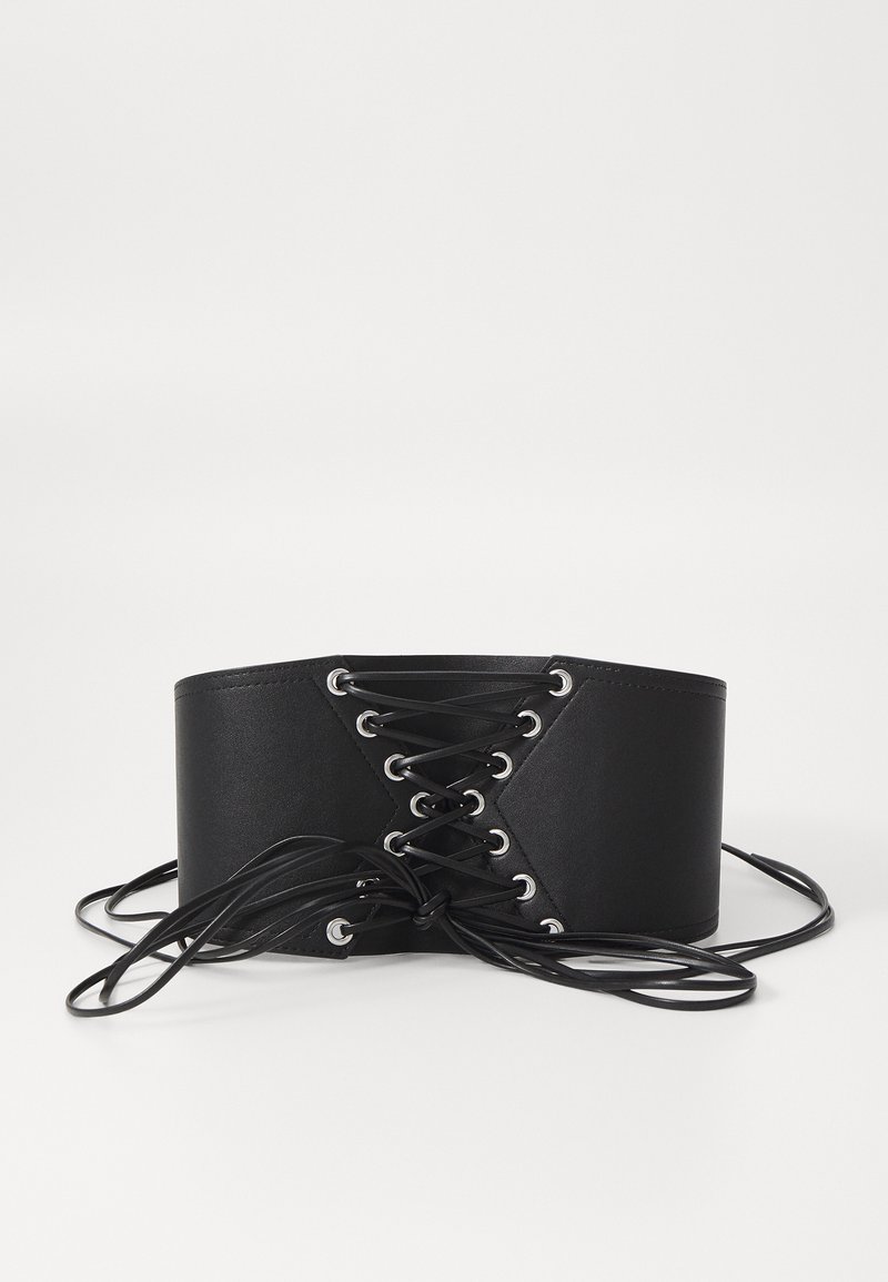 Levele musta faux-nahkainen korsetti vyö hopeisilla reikillä ja mustilla nauhoilla. Ominaisuuksiin kuuluu vakaa muoto ja sileä pinta.