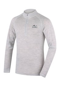 Světlé šedé pulovr s dlouhým rukávem a čtvrtzipem, vyrobený z texturované tkaniny. Na levé hrudi je umístěné logo hory v tmavě šedé barvě.