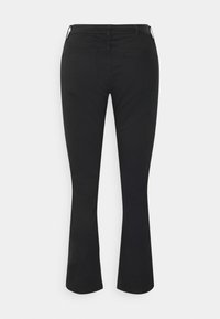 Schwarze, ausgestellte Hosen aus Denim. Verfügt über eine taillierte Taille, zwei Gesäßtaschen und eine glatte Textur. Sauberes, minimalistisches Design mit einfachem Saum.