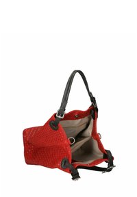 Röd vävd läderhandväska med svarta remmar, öppen för att avslöja en beige inredning med fack och silverfärgade detaljeringar.