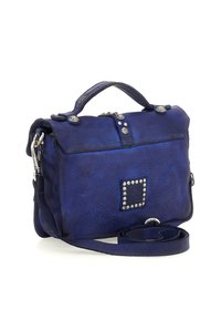 Borsa in pelle blu testurizzata con manico superiore, tracolla staccabile, borchie argentate e bottoni decorativi in metallo su sfondo bianco.