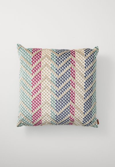 Kvadratisk pute med et teksturert, multicolor chevronmønster i rosa, blå og kremfarger på en beige bakgrunn.