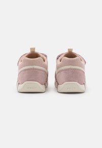 Zapatillas de ante y malla en color rosa con una suela de goma crema. Presentan una lengüeta en el talón y un diseño minimalista sin acentos adicionales.
