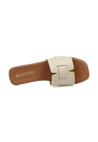 Sandalia deslizante de cuero beige con una tira ancha texturizada y punta cuadrada. Presenta letras doradas de la marca en la plantilla.