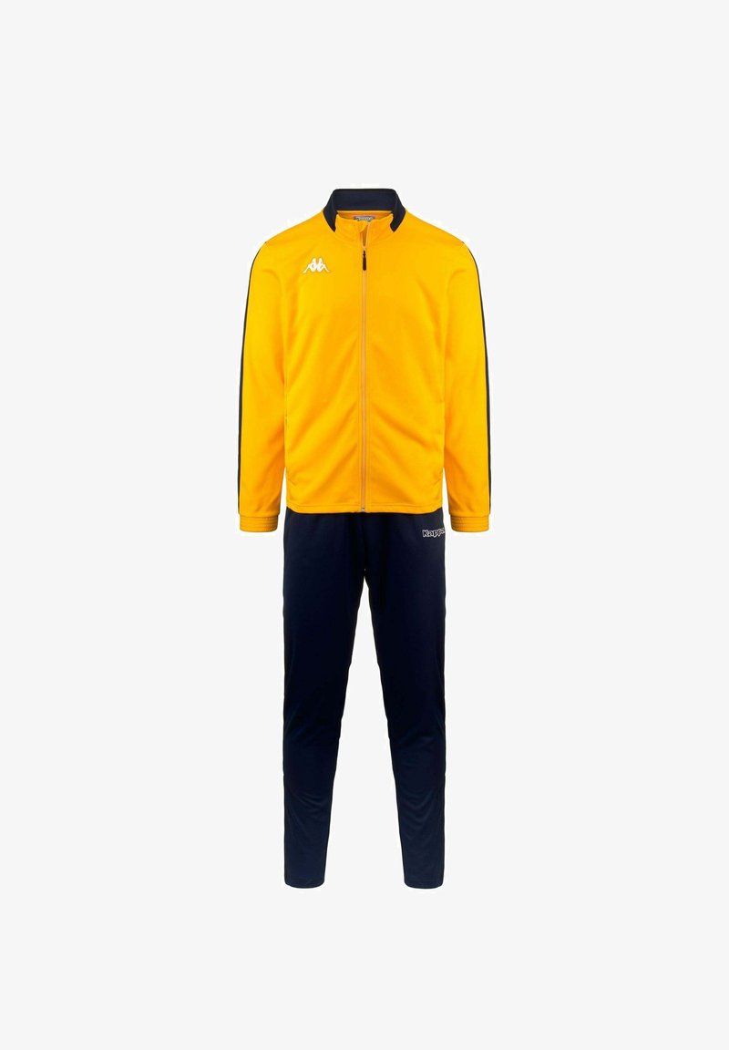 Completo tuta sportiva con giacca zip gialla brillante e pantaloni blu navy. La giacca ha un colletto alto e dettagli del logo bianchi.