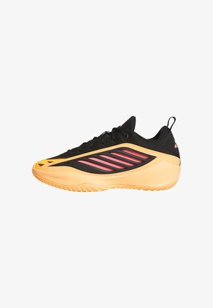 Sneaker basso nero e arancione con suola spessa, pannello laterale in mesh rosa a righe, chiusura con lacci e linguetta sul tallone.