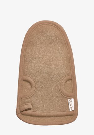 Guante exfoliante beige con secciones para el pulgar y los dedos, tela texturizada y una pequeña etiqueta cosida sobre fondo blanco.