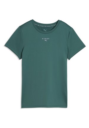 Ciemnozielona sportowa koszulka z krótkim rękawem z logo HYROX i Puma, umieszczonymi na środku pod linią dekoltu.