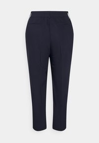 Marinblå skräddarsydda byxor med rak skärning; har två bakfickor och en mjuk tygtextur. Subtila vita detaljer vid midjan.