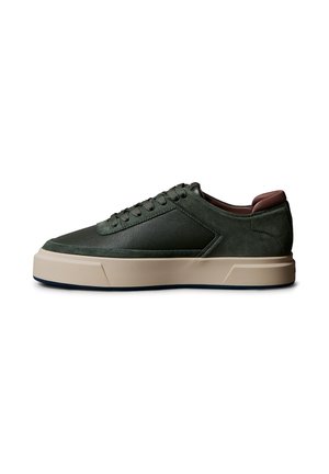 Lage donker groene sneaker met een bovenwerk van gestructureerd leer en suède, een dikke beige zool, ronde neus en een bruine gevoerde kraag, weergegeven in zijaanzicht.