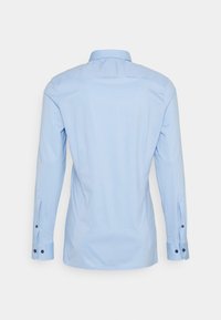Camicia da uomo a maniche lunghe azzurro chiaro vista da dietro con polsini abbottonati e colletto classico su sfondo uniforme.