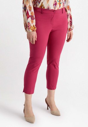 Pantaloni cropped aderenti in tessuto rosa vivace con una texture liscia, dotati di chiusura con bottone frontale e piccole fessure laterali all'orlo.