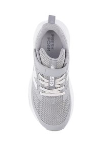 Baskets de sport gris clair avec une tige en mesh respirant, accents blancs, fermeture à lacets et col rembourré pour plus de confort.