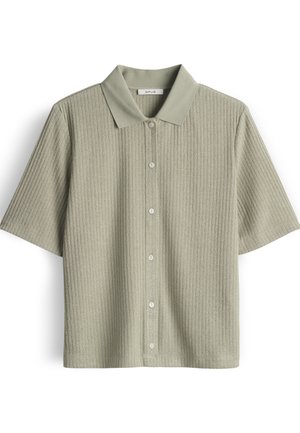 Maglietta a maniche corte in maglia coste di colore verde oliva chiaro con colletto e bottoni frontali, distesa su uno sfondo bianco.