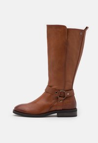 Botas altas de cuero marrón con punta redondeada, una correa con anillo de metal y acentos texturizados. Tacón plano y detalle de costura lateral.