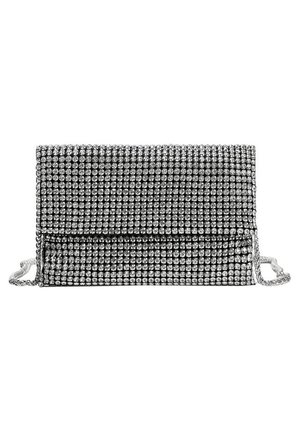 Mała prostokątna srebrna kopertówka wieczorowa pokryta błyszczącymi kryształkami i cienkim łańcuszkiem.