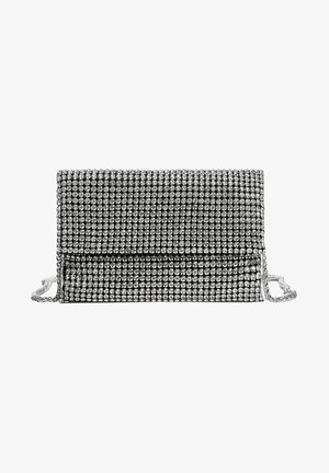 Mała prostokątna srebrna kopertówka wieczorowa pokryta błyszczącymi kryształkami i cienkim łańcuszkiem.