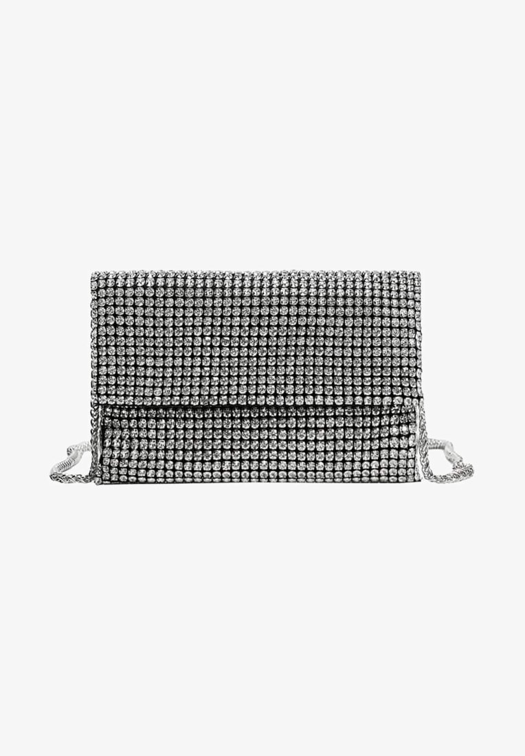 Petit sac de soirée rectangulaire argenté recouvert de strass scintillants et doté d'une fine chaîne.