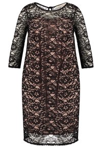 Abito in pizzo nero con maniche a tre quarti, caratterizzato da un motivo floreale e un sottotono nudo. L'orlo è leggermente più lungo sul retro.