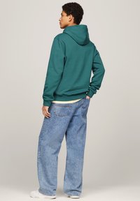 Tommy Jeans BADGE HOODIE UNISEX - Jersey con capucha - timeless teal