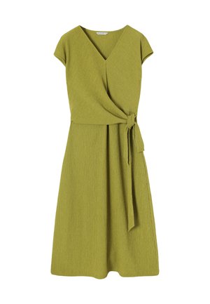 Abito verde avvolgente con maniche corte, scollatura a V, tessuto testurizzato, cintura regolabile e gonna fluida. Ideale per un'uscita casual o semi-formale.