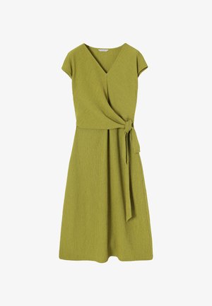 Abito verde avvolgente con maniche corte, scollatura a V, tessuto testurizzato, cintura regolabile e gonna fluida. Ideale per un'uscita casual o semi-formale.