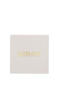 Vit fyrkantig låda med ordet "amor" pr Präglat i guld i mitten.