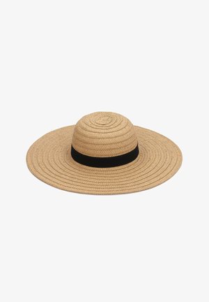 Beiger Strohhut mit breiter Krempe und einem schwarzen Stoffband, das die Krone umgibt, auf weißem Hintergrund platziert.